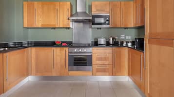 Lemari es besar, microwave, oven, dan kompor
