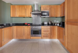 Full-size fridge, microwave, oven, stovetop