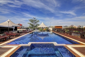 Outdoor pool, pool loungers - Dang Derm Khaosan (Bangkok)