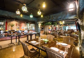 Breakfast, lunch, dinner served; Italian cuisine 