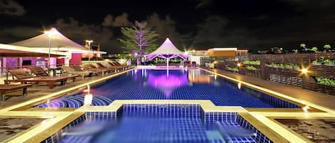 Outdoor pool, sun loungers