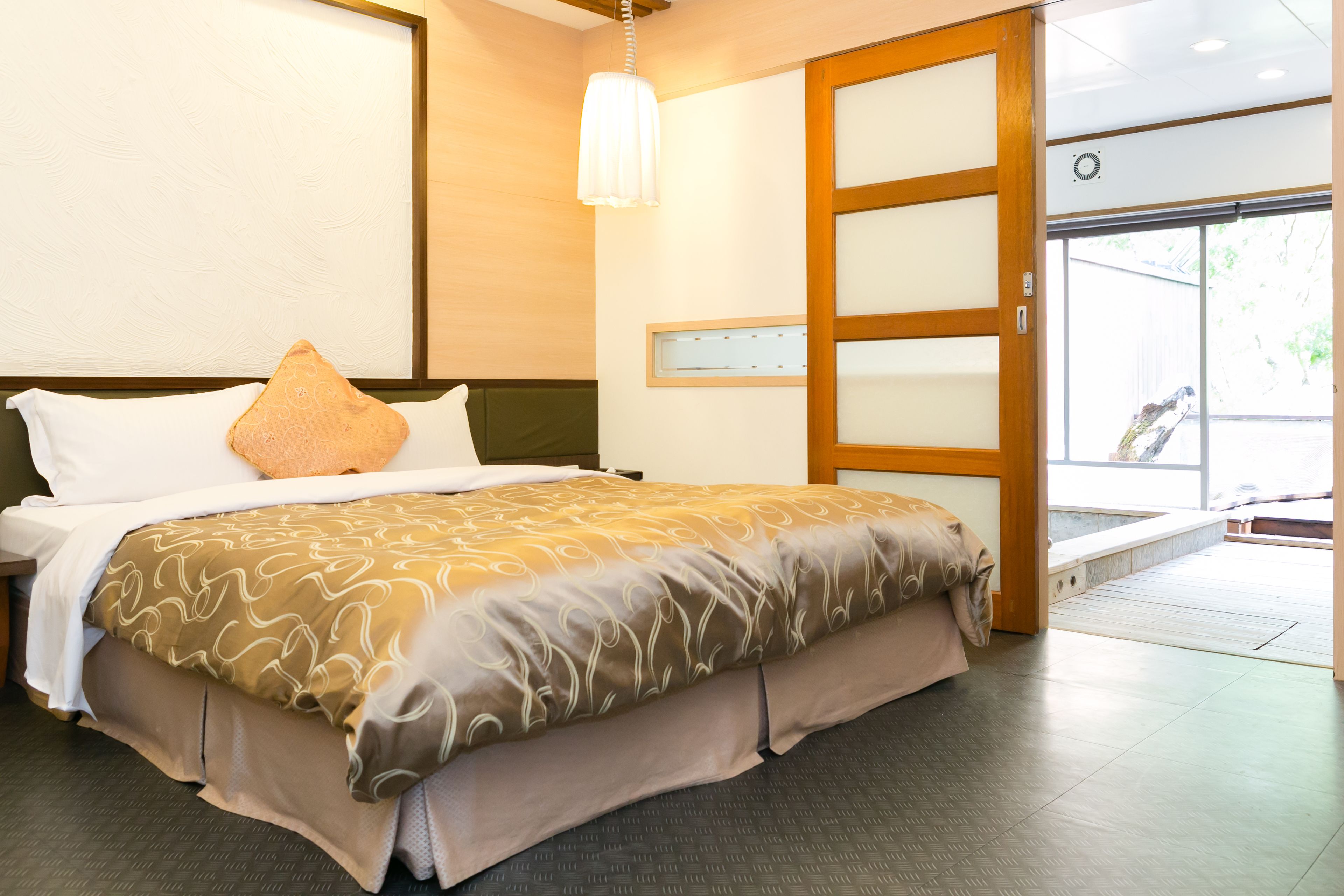 the riverside bath double room | desk, soundproofing, rollaway beds, bed sheets