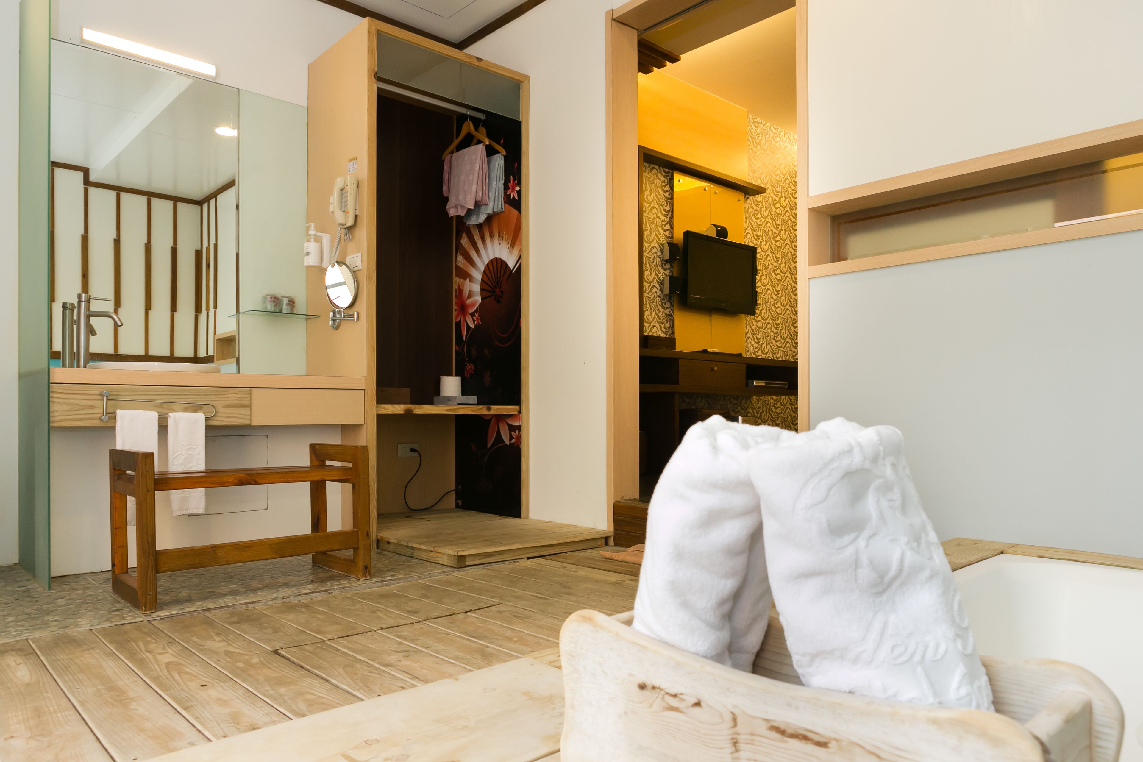 the riverside bath double room | interior