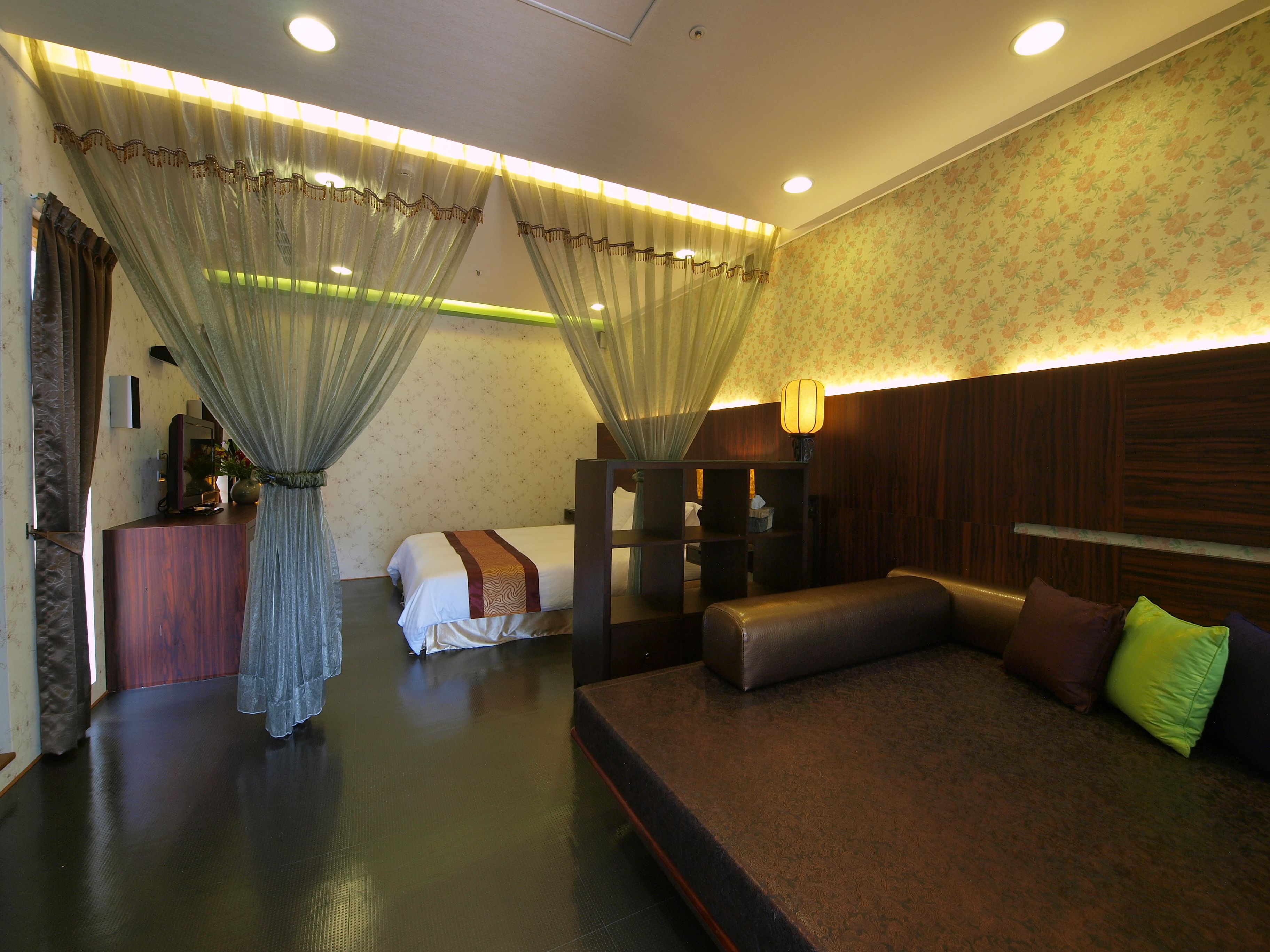 the water villa double room | desk, soundproofing, rollaway beds, bed sheets