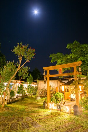 สนามรอบบริเวณ