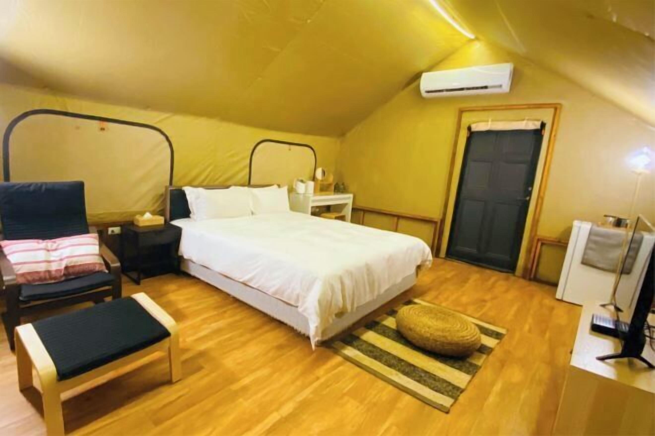 Desk, soundproofing, rollaway beds, bed sheets