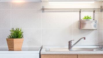 Appartement | Privékeuken | Een koelkast, een koffiezetapparaat/waterkoker, een waterkoker