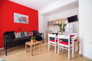 Fridge, coffee/tea maker, electric kettle, cookware/dishes/utensils - Kahlua Hotel Apartments (Rhodes)
