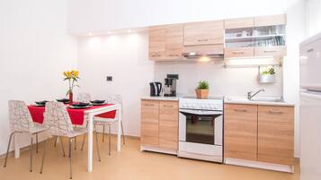 Apartment, 1 Bedroom 3 pax | Cocina privada | Refrigerador, cafetera y tetera y tetera eléctrica