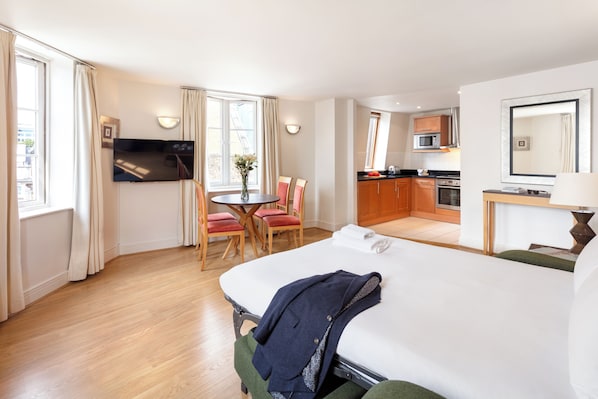 Appartement familial, 2 chambres | Bureau, espace de travail pour ordinateurs portables