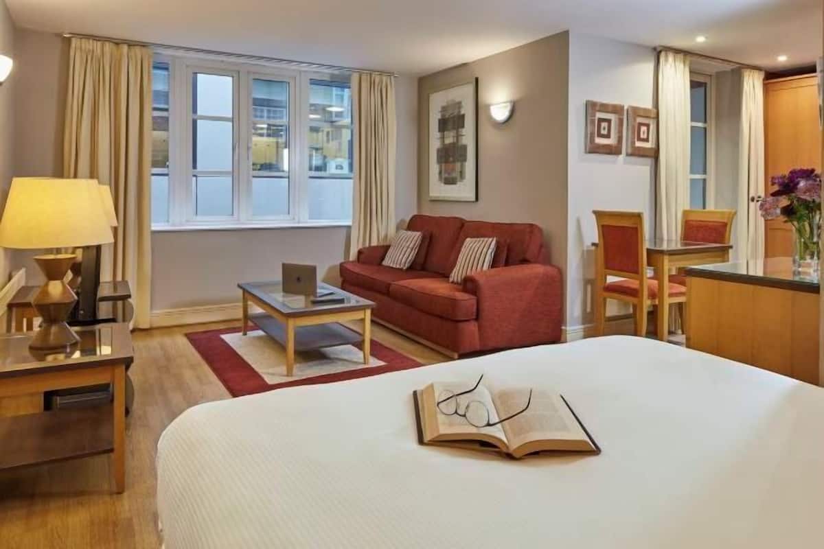 1 Schlafzimmer, Schreibtisch, Bügeleisen/Bügelbrett, Bettwäsche