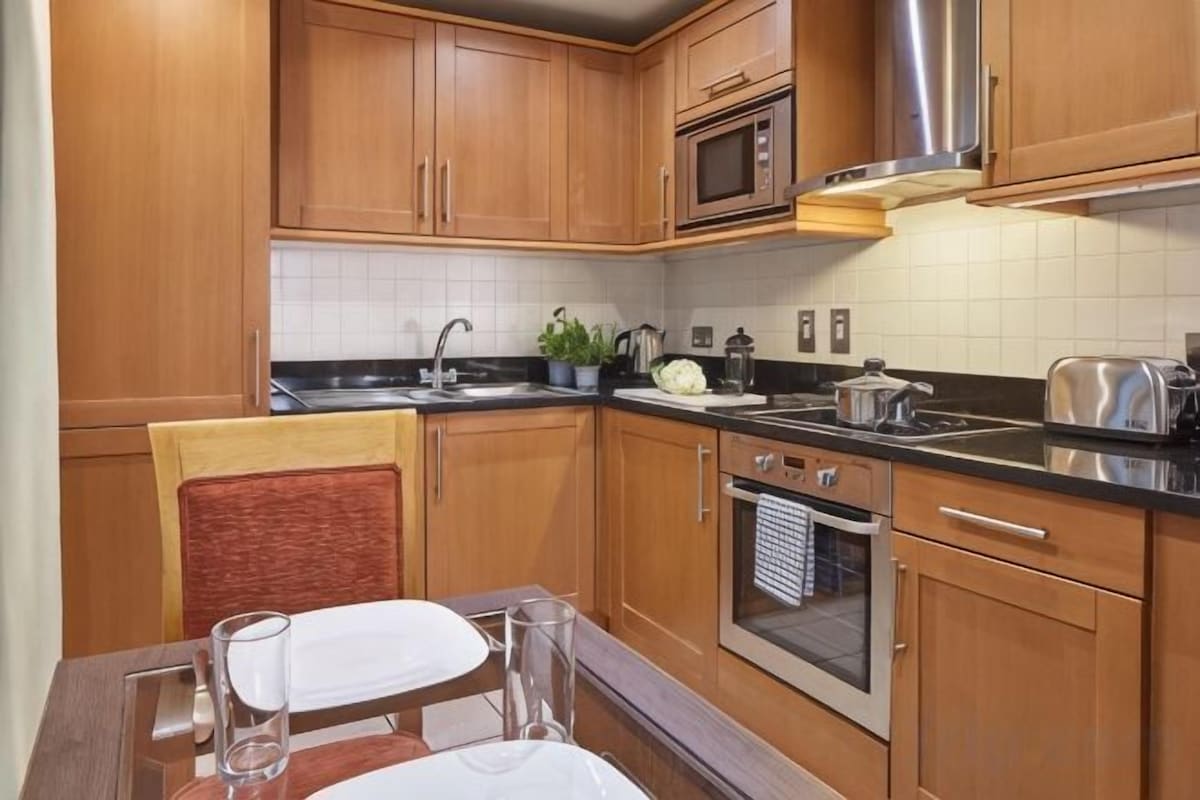 Cozinha privada | Cafeteira/chaleira, geladeira grande, micro-ondas, fogão