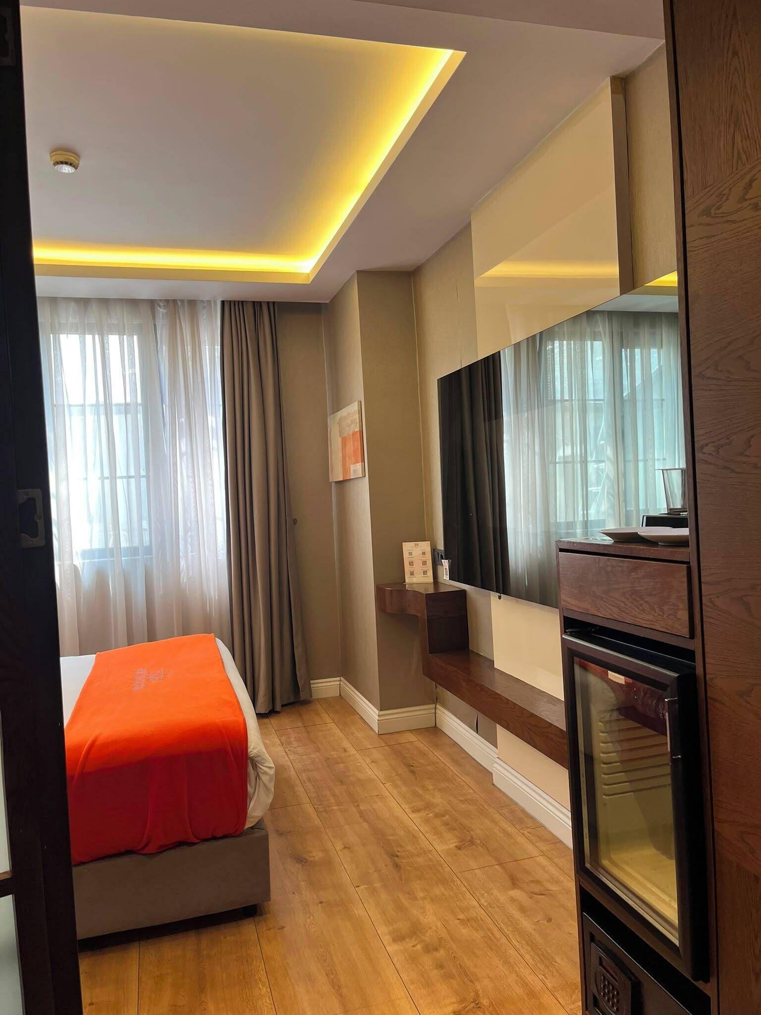 Quarto casal ou duplo econômico | Roupas de cama premium, frigobar, cofres nos quartos, escrivaninha