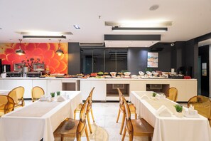 A modern dining area with a buffet setup, white tablecloths, and clear glass chairs. - The Biancho Hotel Pera (Istanbul)