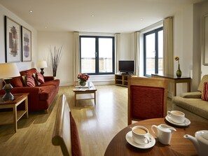 Kattohuoneisto, 2 makuuhuonetta | Olohuone | Taulutelevisio, maksullisia elokuvia