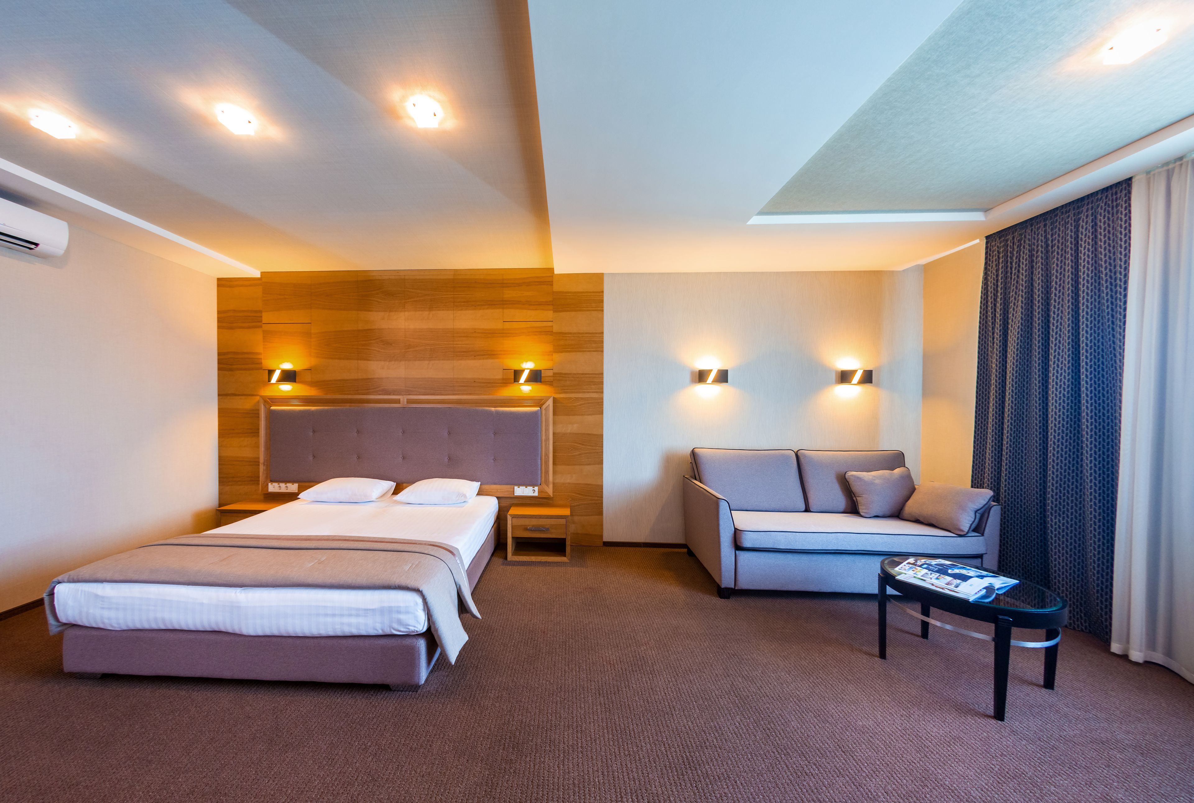 Junior Suite | Bathroom | Free toiletries, hair dryer, slippers, towels