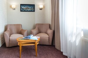 Habitación Confort con 1 cama doble o 2 individuales | Zona de estar | Televisión de pantalla plana de 42 pulgadas con canales por satélite