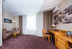 Habitación Confort con 1 cama doble o 2 individuales | Zona de estar | Televisión de pantalla plana de 42 pulgadas con canales por satélite