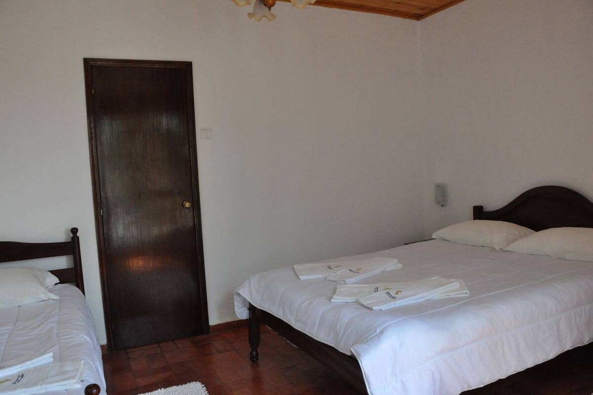 Triple Room | Desk, free WiFi