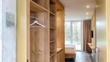 Deluxe-Doppelzimmer, Gartenblick | Hochwertige Bettwaren, Schreibtisch, laptopgeeigneter Arbeitsplatz