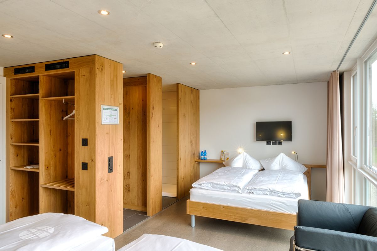 Familierom, hageutsikt | Sengetøy av topp kvalitet, skrivebord og skrivebord for bærbar PC