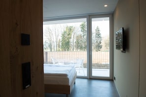 Quarto solteiro conforto, sacada, vista para o jardim | Roupas de cama premium, escrivaninha, espaço de trabalho para notebook
