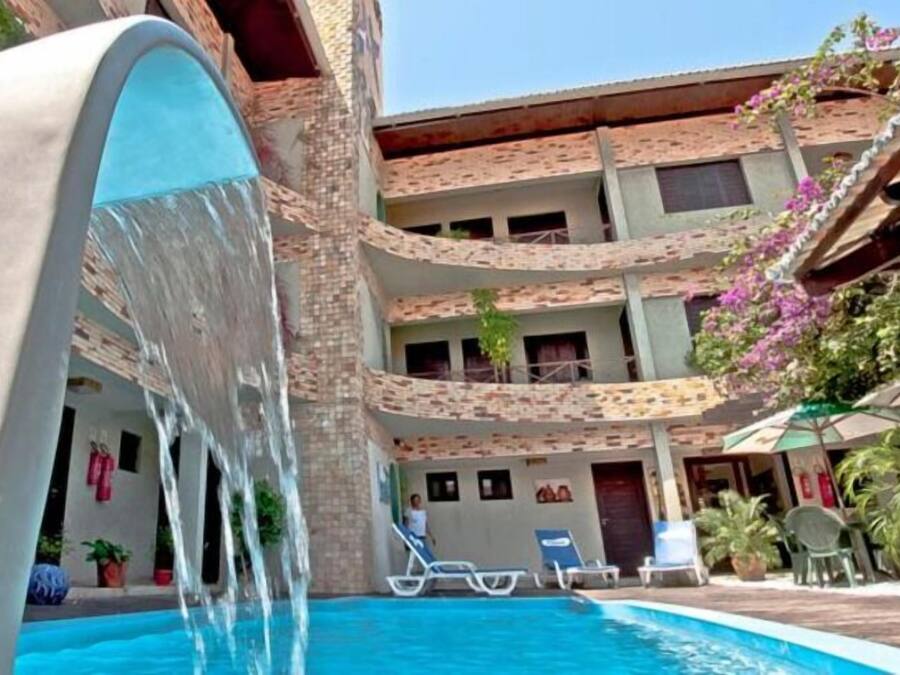 Una piscina al aire libre (de 09:00 a 21:00), sombrillas, tumbonas