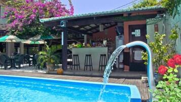 Piscina a l'aire lliure (horari: 09:00-21:00), para-sols i gandules
