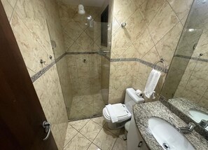 ツインルーム | バスルーム | シャワー、タオル、石鹸、トイレットペーパー