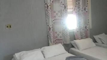 Minibar, truy cập Internet không dây miễn phí, bộ trải giường