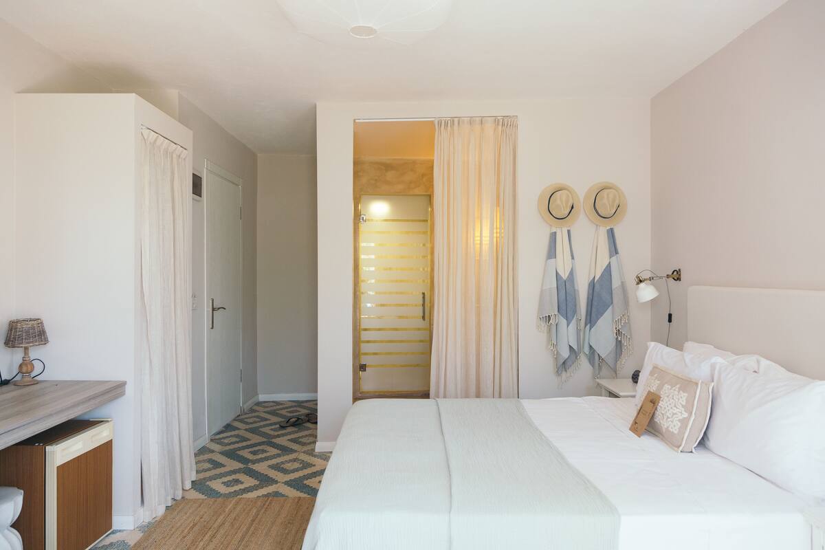 Double Room | Soundproofing, iron/ironing board (on request), WiFi (free), bed sheets