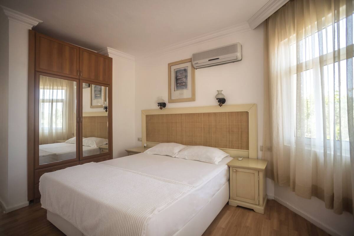Triple Room | Soundproofing, iron/ironing board (on request), WiFi (free), bed sheets