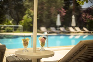 Alberca al aire libre por temporada y sombrillas en la alberca 