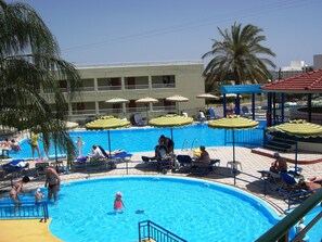Outdoor pool, pool umbrellas, sun loungers - Romantza Mare (Rhodes)