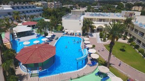 Kolam renang terbuka, payung kolam, kerusi lepak pantai 