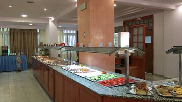 Café da manhã com buffet grátis todos os dias