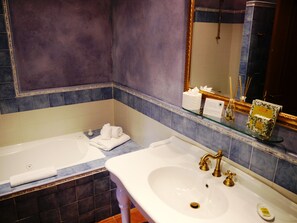 Bathroom - Tenuta Cappallotto (Castiglione Falletto)