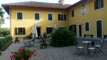 Vista frontal de la propiedad