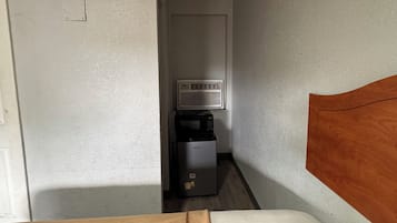 客房, 2 張標準雙人床 | 書桌、免費 Wi-Fi、床單