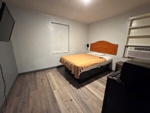 Room, 1 Queen Bed | Desk, free WiFi, bed sheets