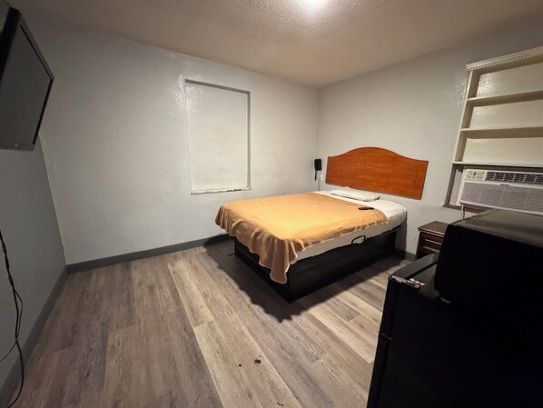 Room, 1 Queen Bed | Desk, free WiFi, bed sheets