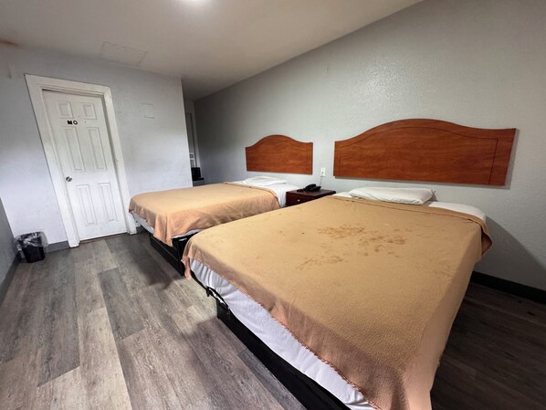 Chambre, 2 lits doubles | Bureau, Wi-Fi gratuit, draps fournis
