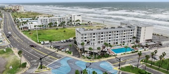 Howard Johnson by Wyndham Oceanfront Daytona Beach