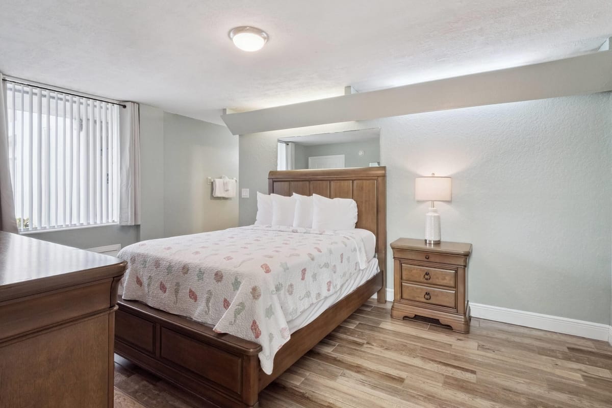 Room, 1 Queen Bed with Sofa bed, Non Smoking, Oceanfront (Kitchenette) | Iron/ironing board, cribs/infant beds, rollaway beds (surcharge)