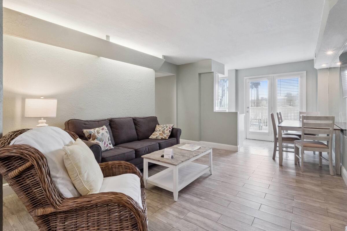 Suite, 2 habitaciones, no fumadores, vistas a la piscina (Kitchenette) | Tabla de planchar con plancha, cunas, camas supletorias y wifi gratis