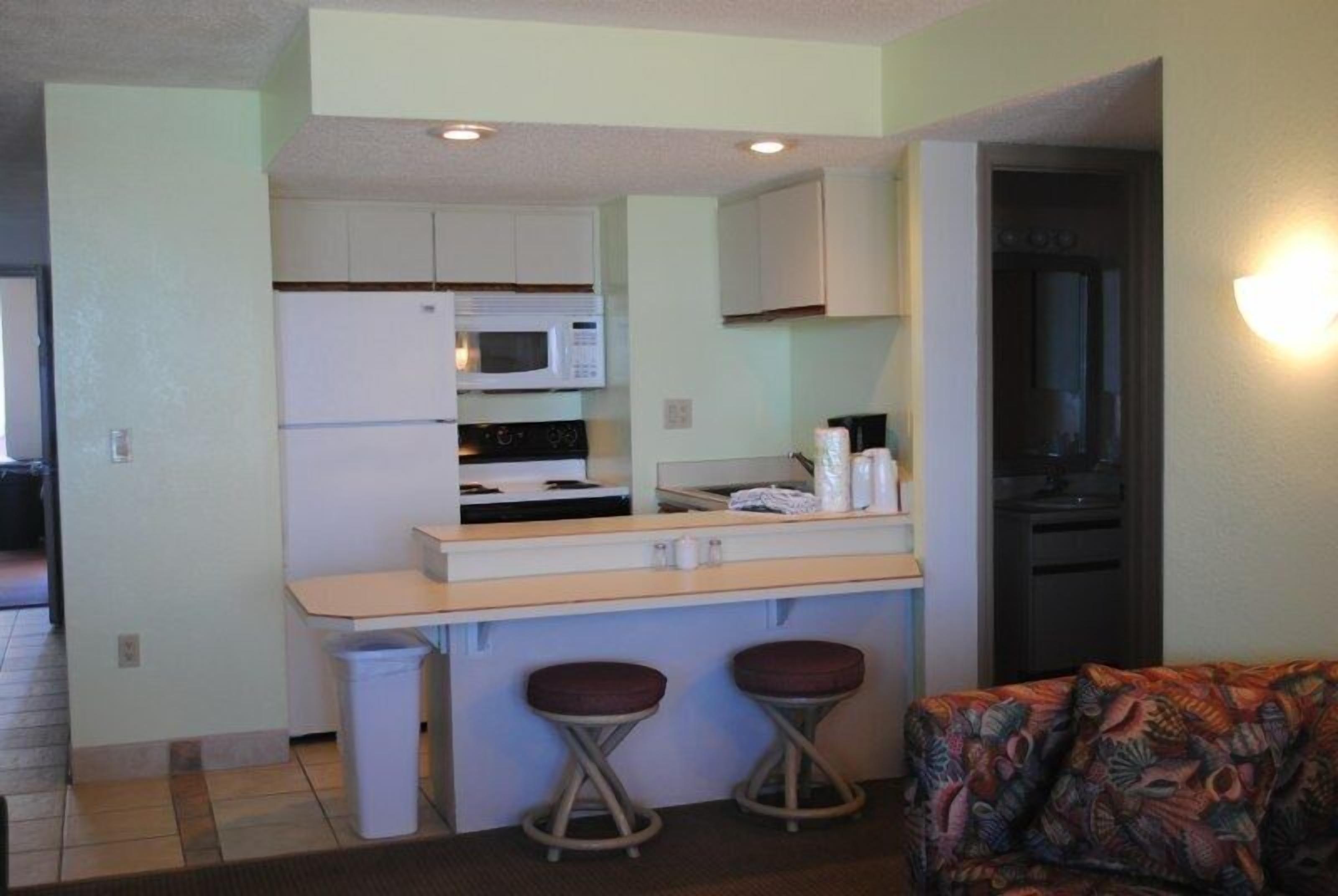 Full-size fridge, microwave, stovetop, dishwasher