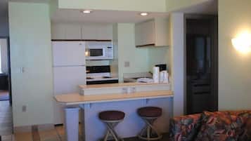Full-sized fridge, microwave, stovetop, dishwasher
