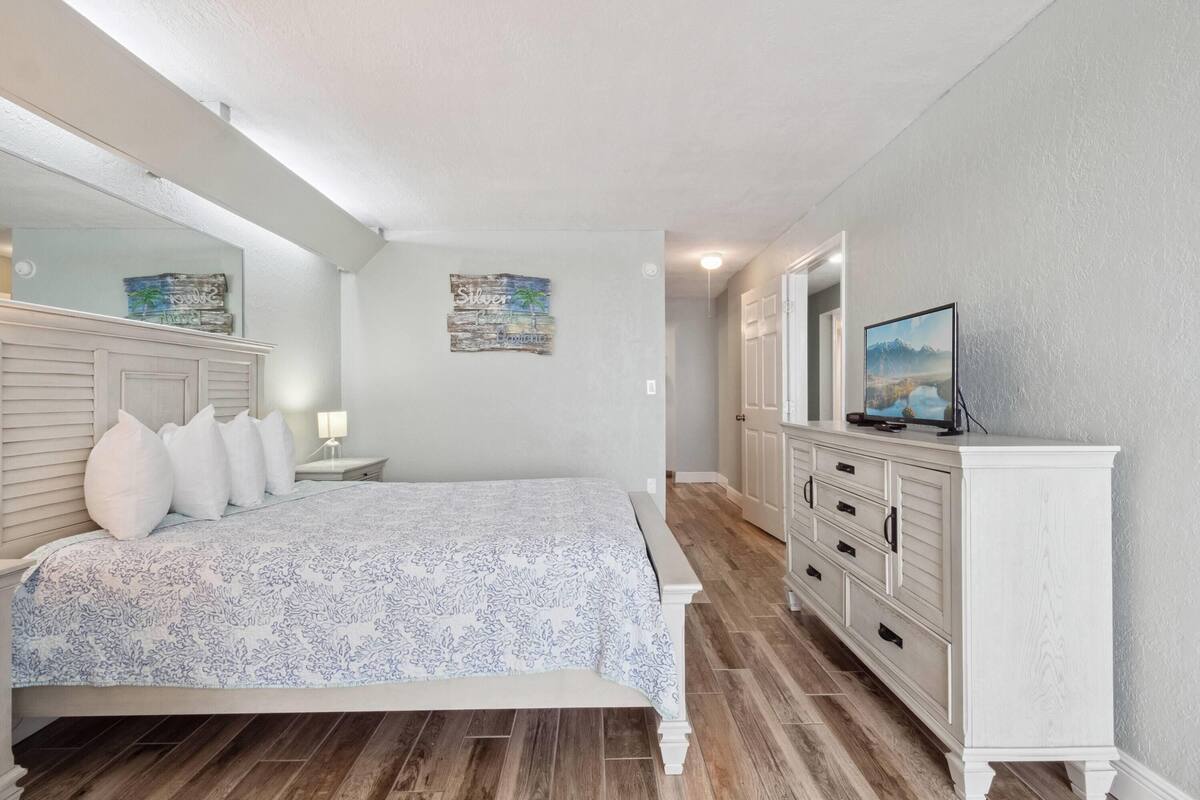 Habitación Deluxe, 1 cama de matrimonio con sofá cama, no fumadores, frente al mar (Kitchenette) | Tabla de planchar con plancha, cunas, camas supletorias y wifi gratis