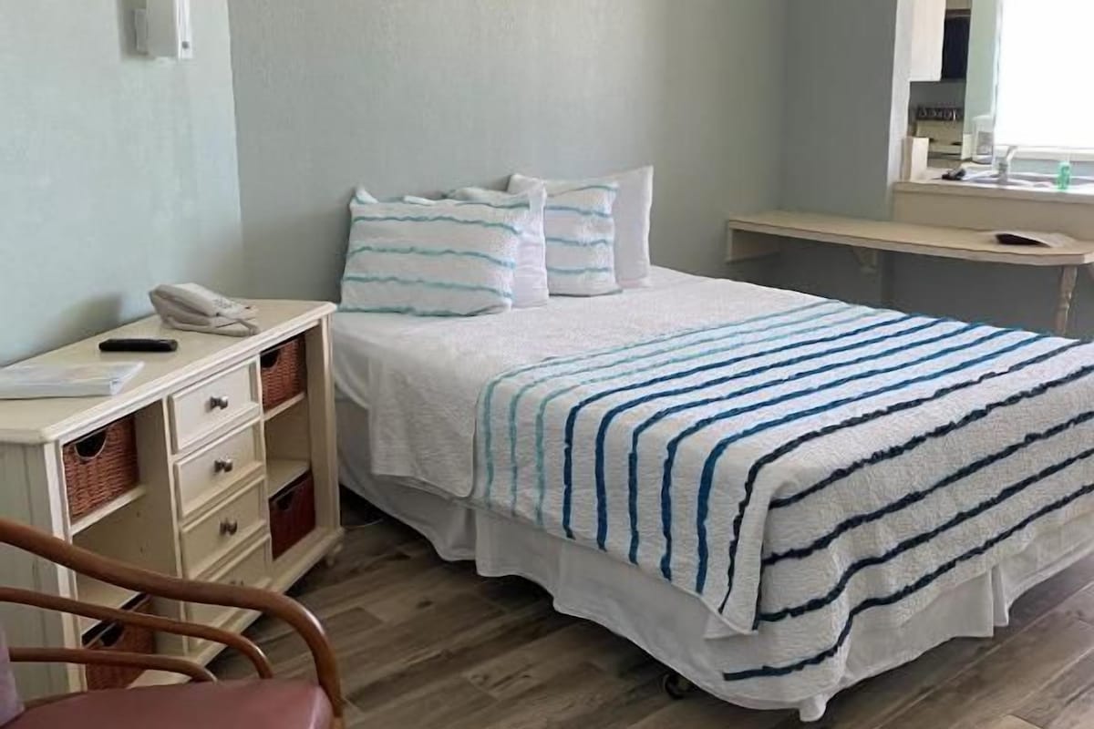 Room, 1 Queen Bed, Non Smoking, Oceanfront (Kitchenette)