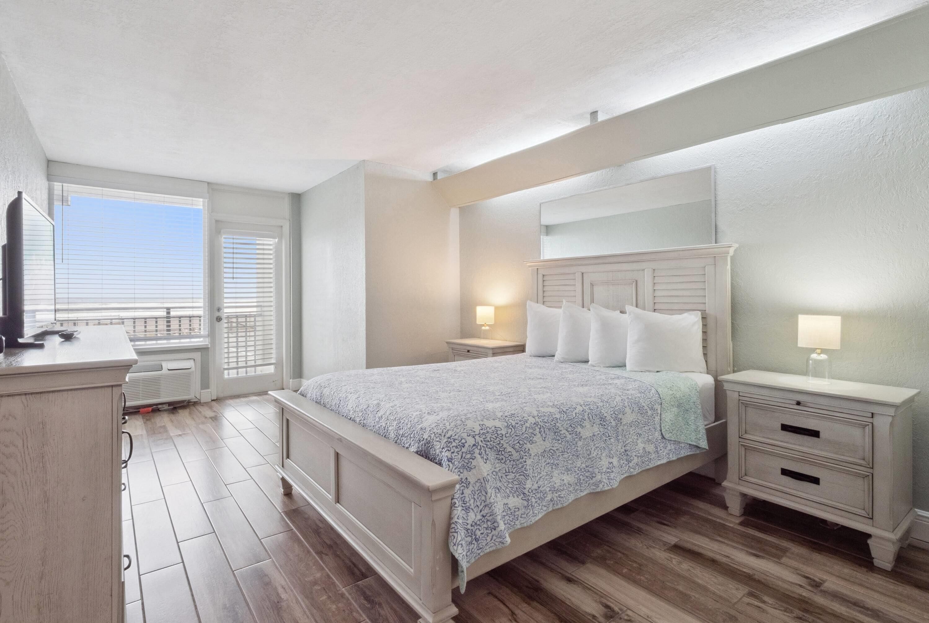 Deluxe Room, 1 Queen Bed with Sofa bed, Non Smoking, Oceanfront (Kitchenette) | Iron/ironing board, cots/infant beds, rollaway beds, free WiFi